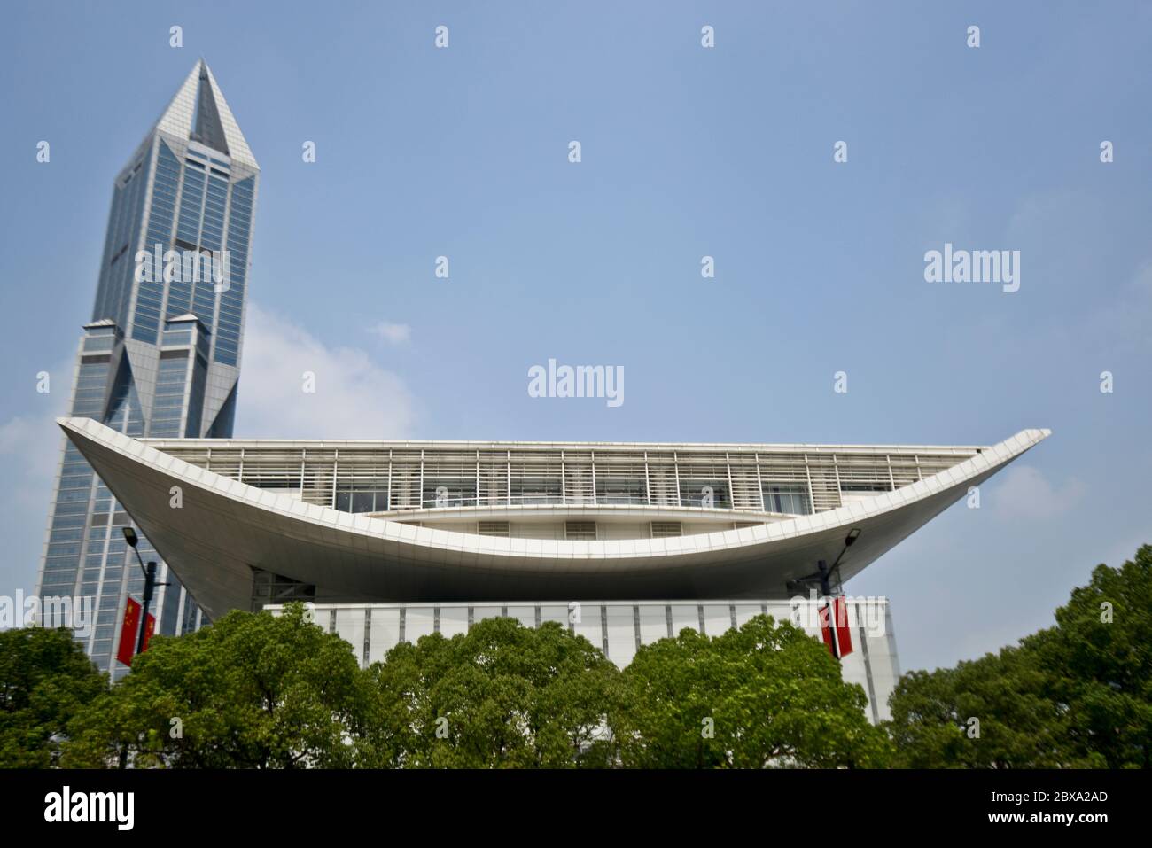 Shanghai: Gran Teatro y rascacielos de Tomorrow Square. China Foto de stock