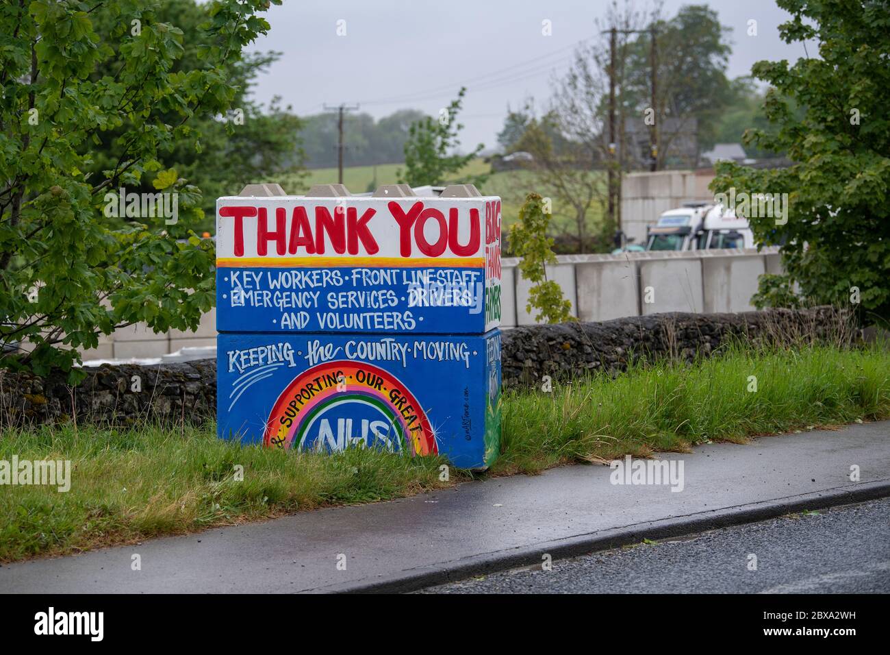 Mensaje pintado sobre bloques de concreto agradeciendo a los trabajadores clave durante la pandemia de Corona Covid-19 en el Reino Unido. Yorkshire del Norte. Foto de stock
