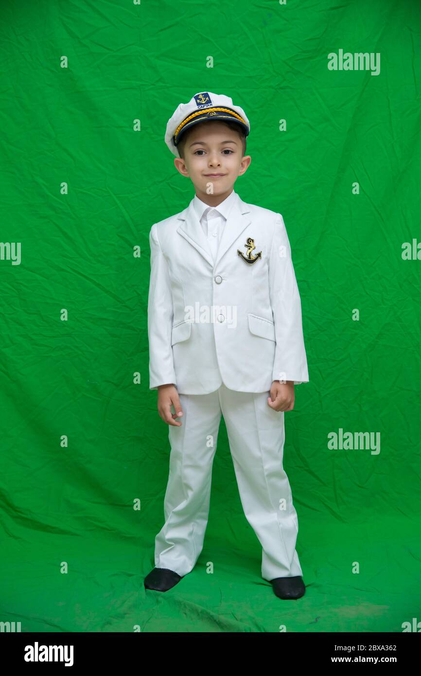 Gracia Curiosidad Goma Niño marinero. El niño fue fotografiado en un traje blanco de marinero. En  el jardín. Azerbaiyán Bakú 19.05.2019 Fotografía de stock - Alamy