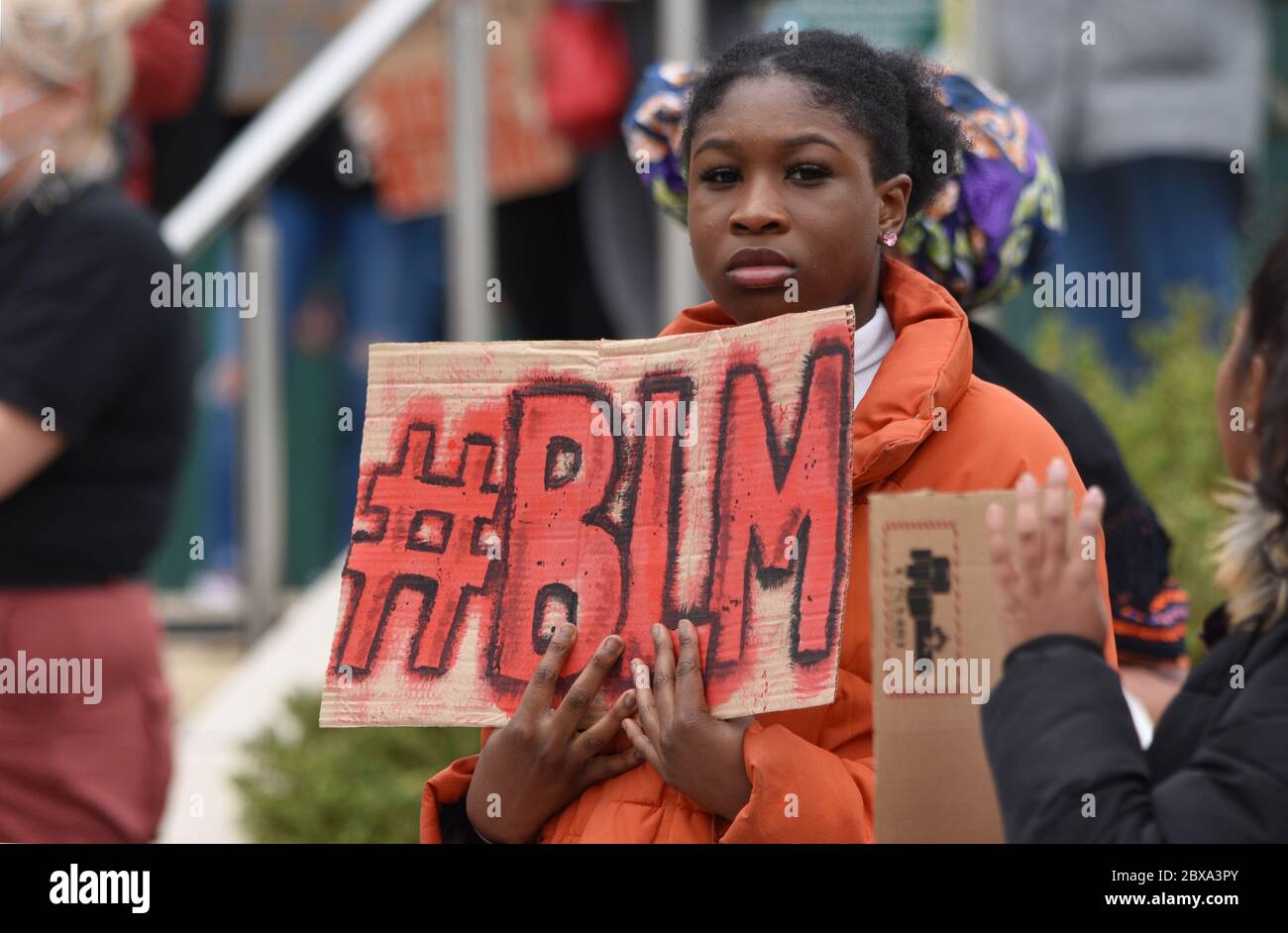 Una joven británica negra protestando contra el racismo Black Lives Matter en el Reino Unido tras el asesinato ilegal de George Floyd en los Estados Unidos Foto de stock