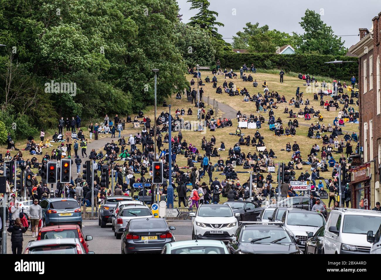 Manifestantes y manifestantes se reúnen para BLM, Black Lives Matter protest y se reúnen en una colina en Hitchin, Hertfordshire, Reino Unido Foto de stock