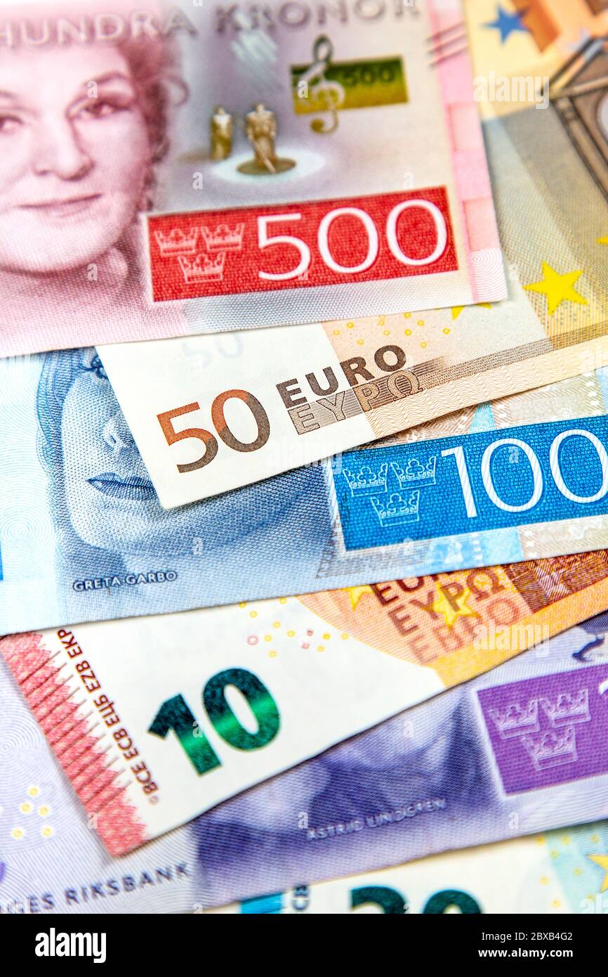 Billetes de corona sueca distribuidos en SEK y euro EUR Fotografía de stock  - Alamy