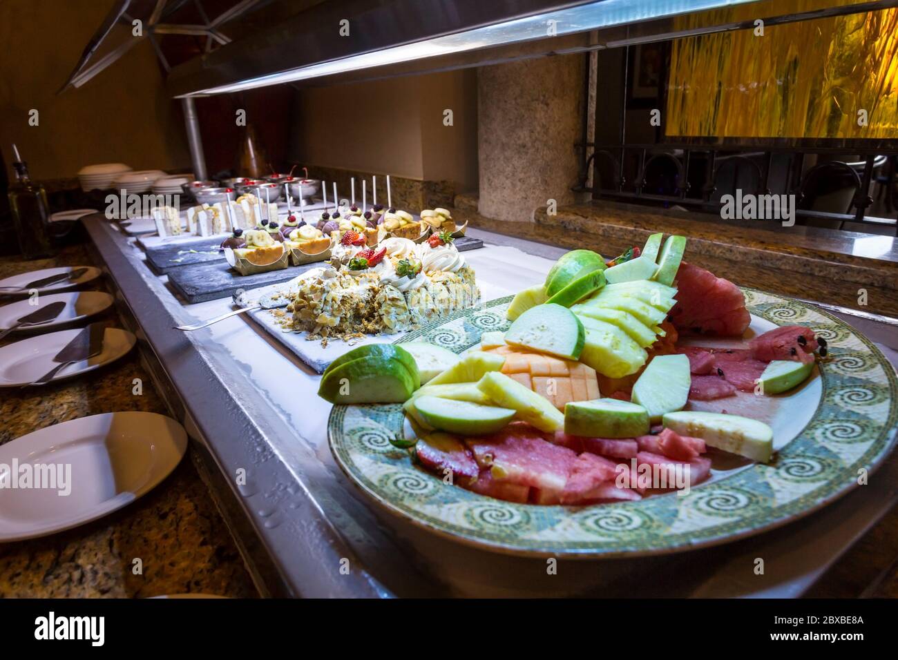 buffet de fruta y postre en un restaurante Foto de stock