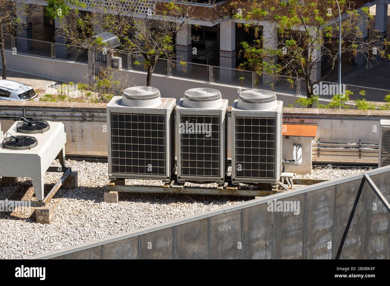 Unidades de aire acondicionado industrial en la azotea de un edificio.  Máquinas HVAC Fotografía de stock - Alamy