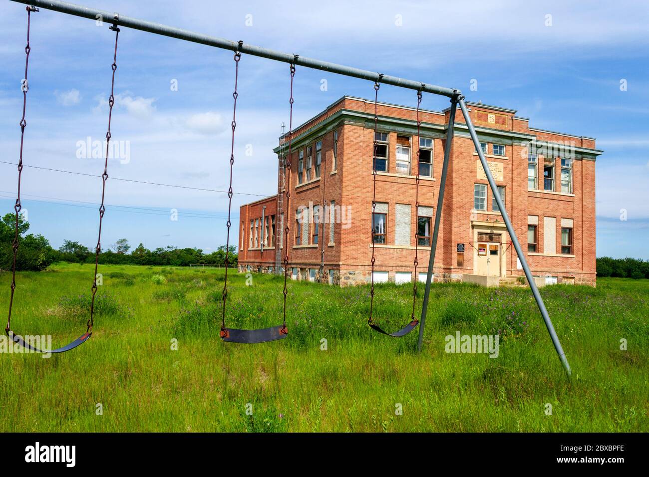 Aneroide, Saskatchewan, Canadá - 7 de agosto de 2019: Antigua escuela pública abandonada en la pequeña comunidad de Aneroid, Saskatchewan, Canadá. El de dos pisos, b Foto de stock