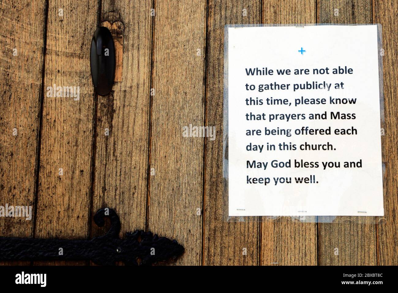 Una puerta de la iglesia que indica que está cerrada a sus congregantes debido a Covid-19. Un edicto del gobierno de Nueva Jersey prohibió la misa para las masas. Foto de stock