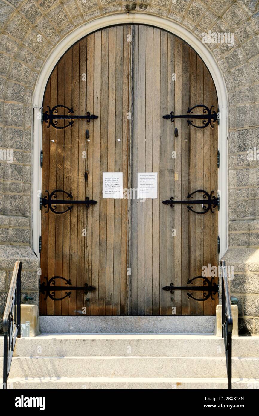 Una puerta de la iglesia que indica que está cerrada a sus congregantes debido a Covid-19. Un edicto del gobierno de Nueva Jersey prohibió la misa para las masas. Foto de stock