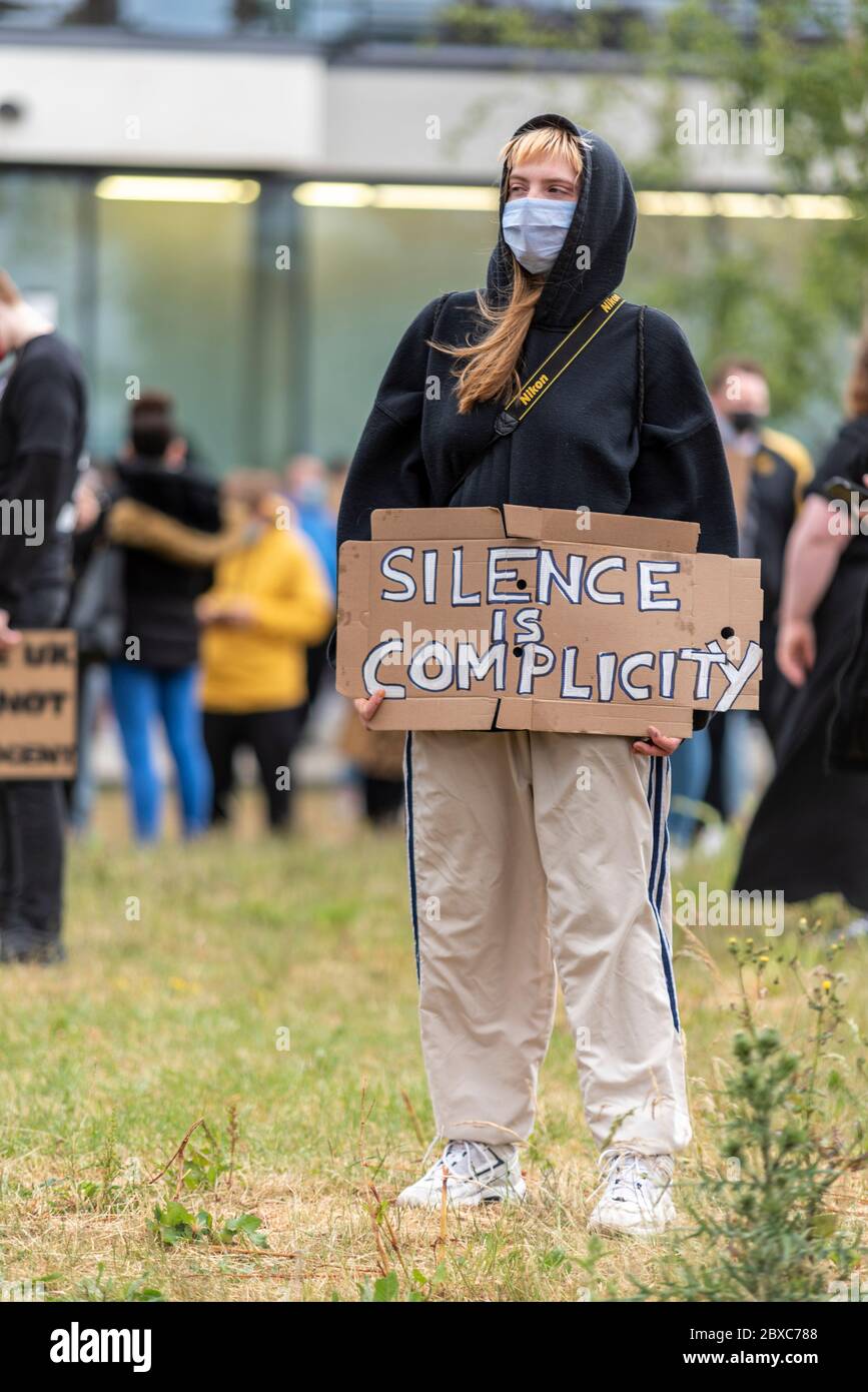 Black Lives importa manifestación de protesta contra el racismo en Southend on sea, Essex, Reino Unido. Blanca mujer caucásica con silencio es un cartel de complicidad. Aislado Foto de stock