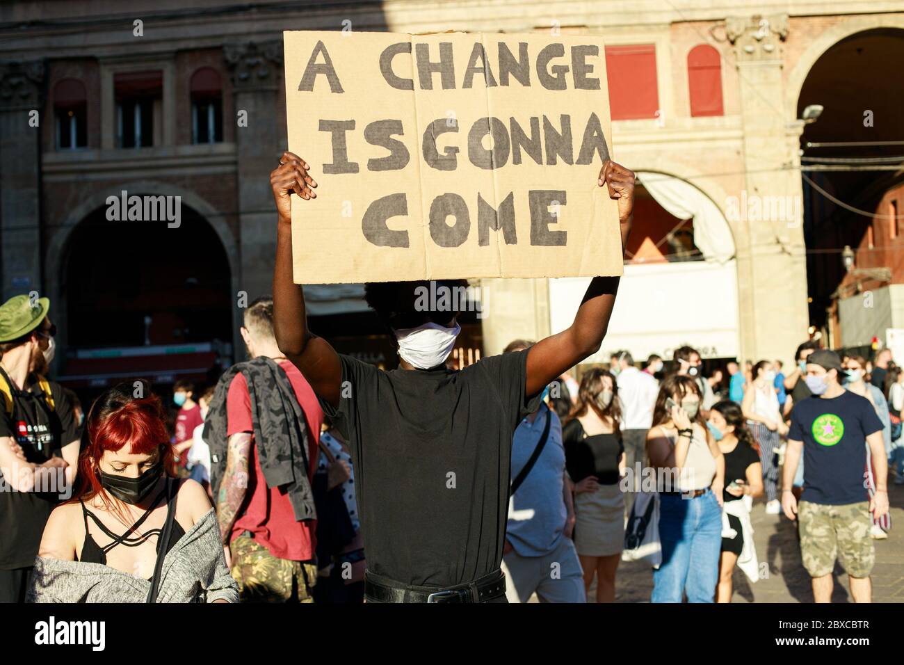 Bolonia, Italia. 6 de junio de 2020. Black Lives Matter Anti Police Violence Demostration in Piazza Maggiore in Bologna el 6 de junio de 2020 crédito: Massimiliano Donati/Alamy Live News Foto de stock