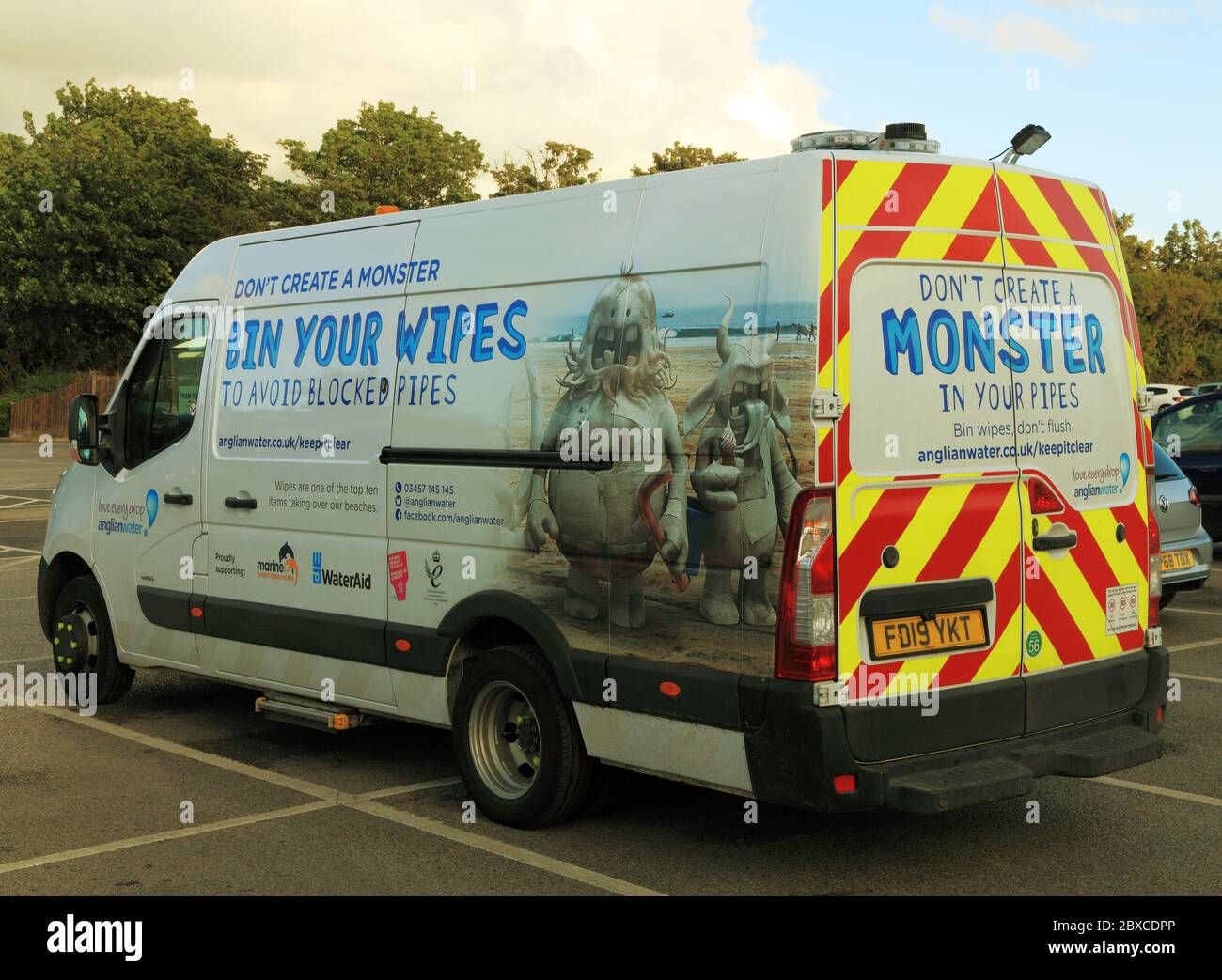 Anglian Water, van, vehículo, compañía de agua, Bin Your Wipes, no crear un monstruo Foto de stock
