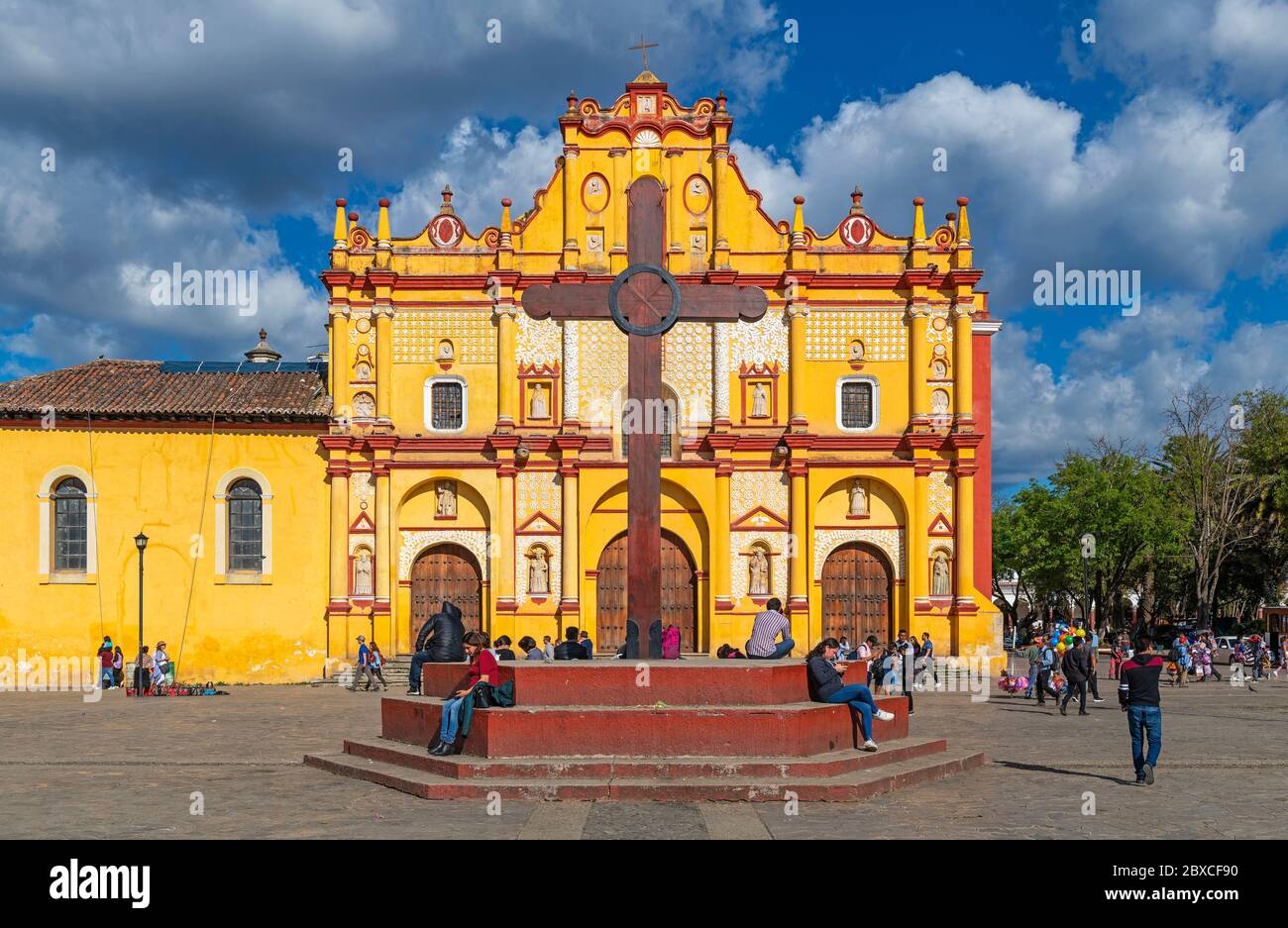 Vida de la ciudad con fachada de la Catedral de San Cristóbal de las Casas en colorido estilo colonial mexicano, México. Foto de stock