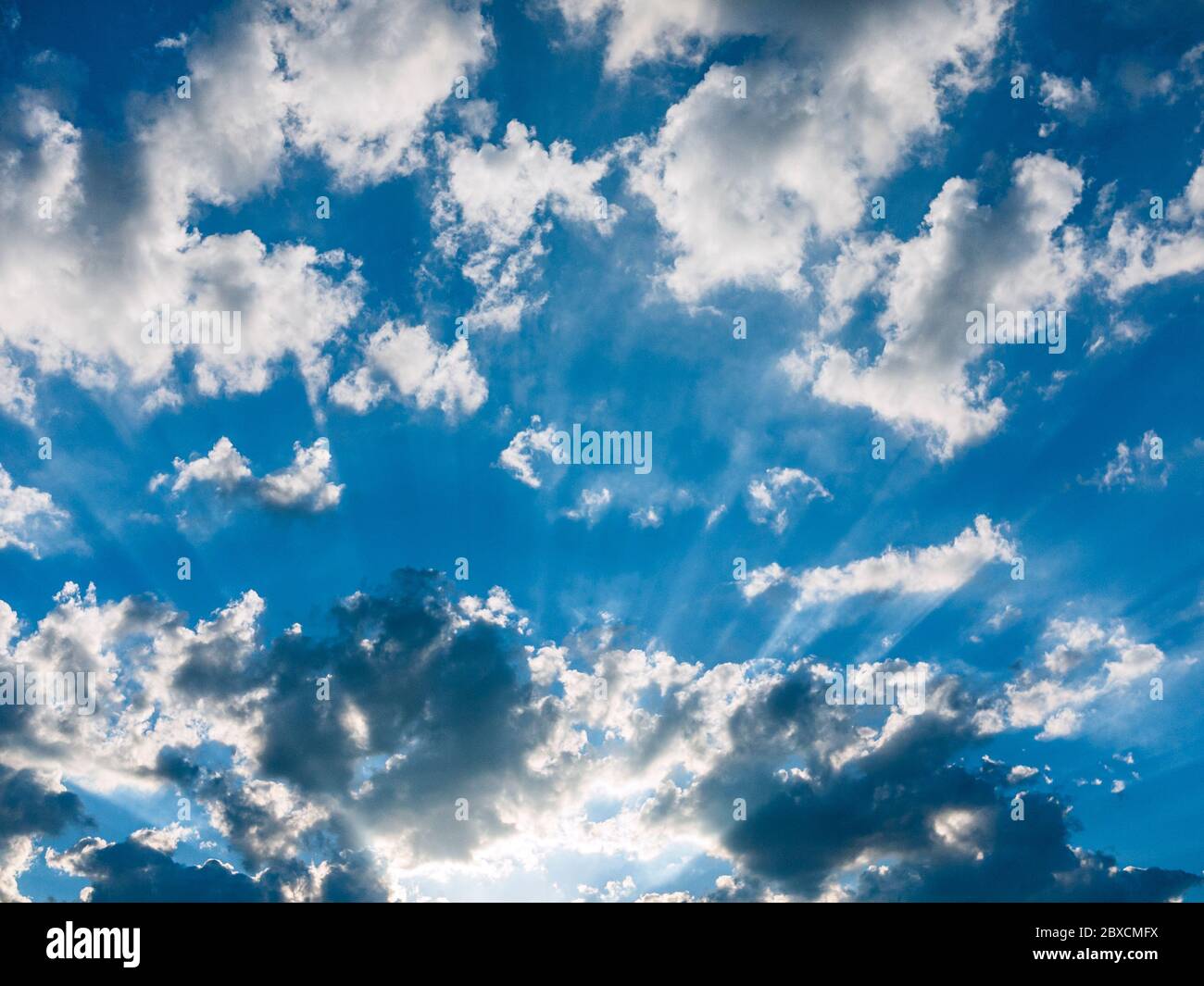 Cielo dramático con nubes la luz del sol que fluye Foto de stock