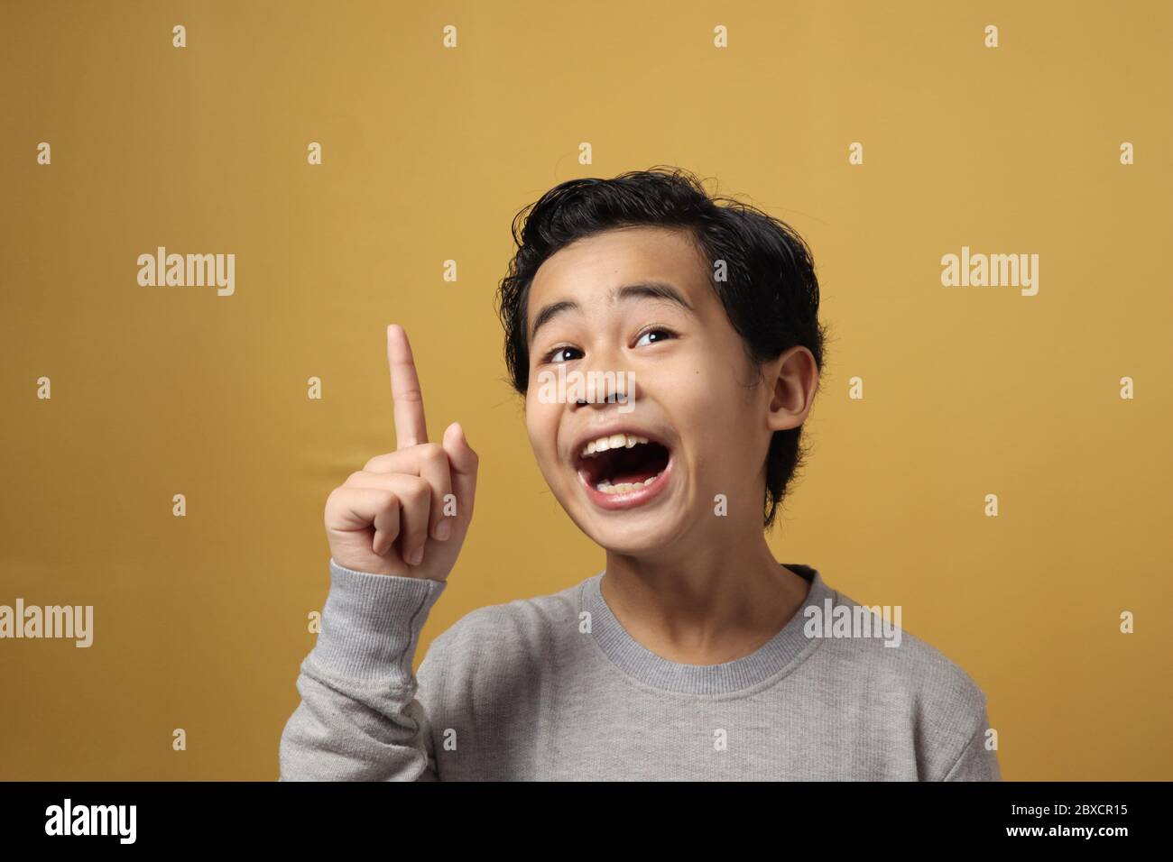 retrato-de-un-joven-asiatico-con-camisa-