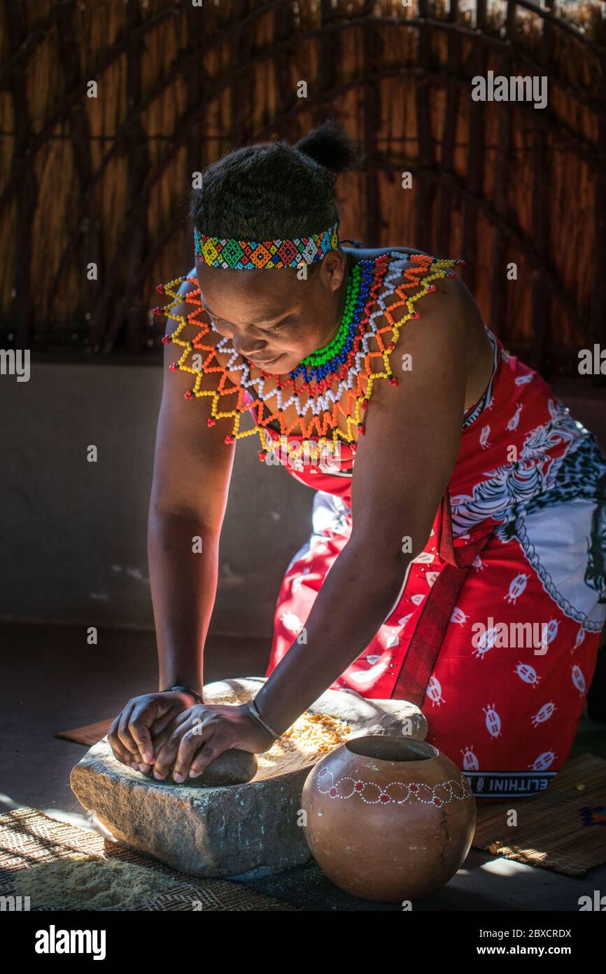 La experiencia cultural de la aldea de Zulu Foto de stock