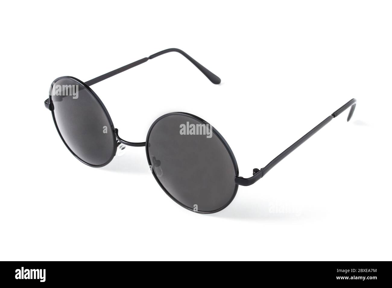 Gafas de sol elegantes con lentes redondas aisladas sobre un fondo blanco  Fotografía de stock - Alamy