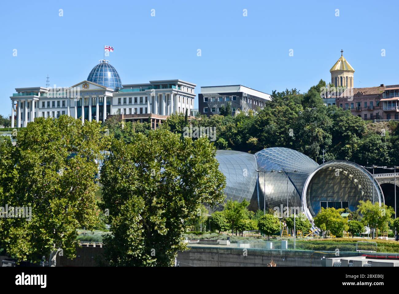 Tbilisi: Palacio Presidencial (Palacio Ceremonial de Georgia) y Teatro de Música y Centro de Exposiciones. República de Georgia Foto de stock