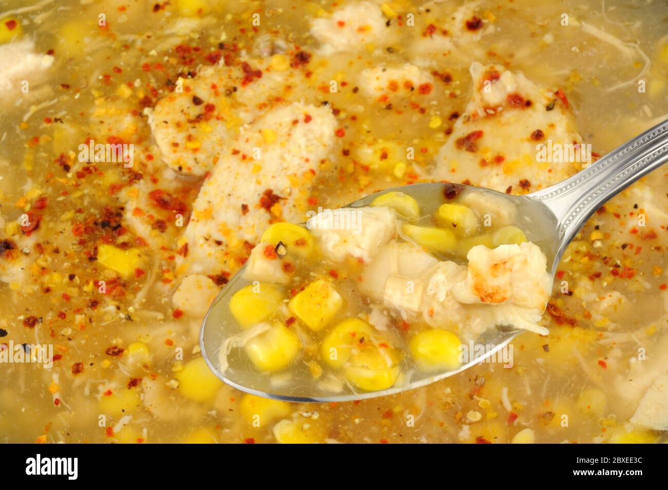 Sopa de pollo y maíz dulce con fondo de cuchara Fotografía de stock - Alamy