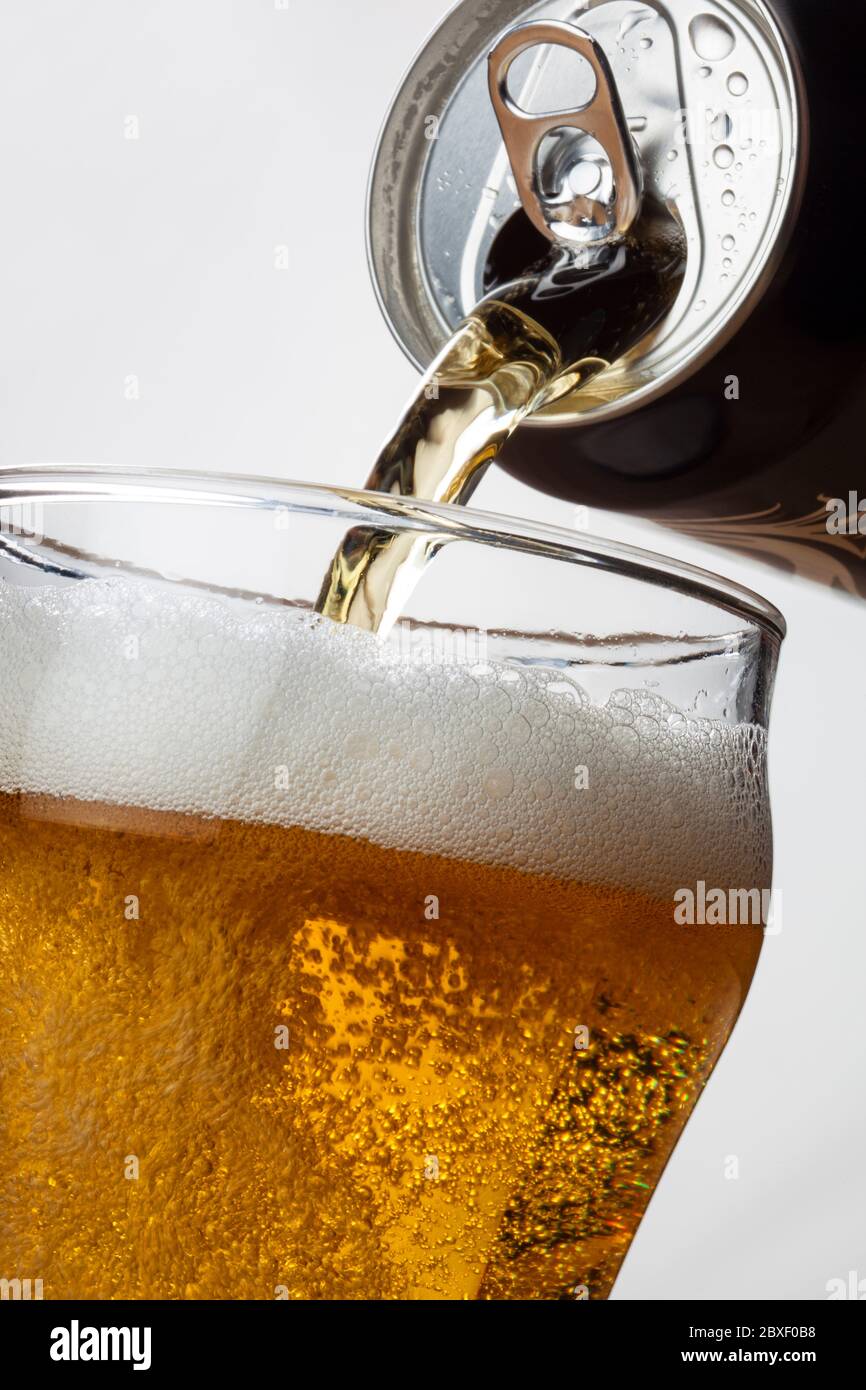 Verter el hielo cerveza fría de un anillo puede tirar Foto de stock