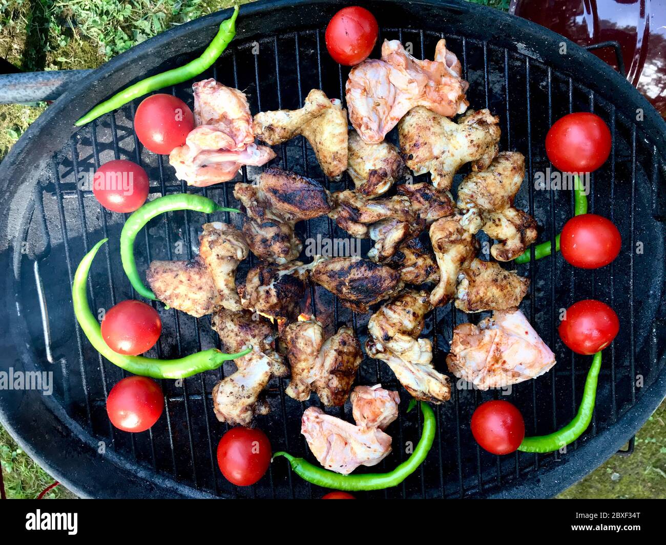 Barbacoa de estilo turco con kebab a la parrilla de pollo, tomates asados y  pimientos verdes de Chile. Cocina tradicional Fotografía de stock - Alamy