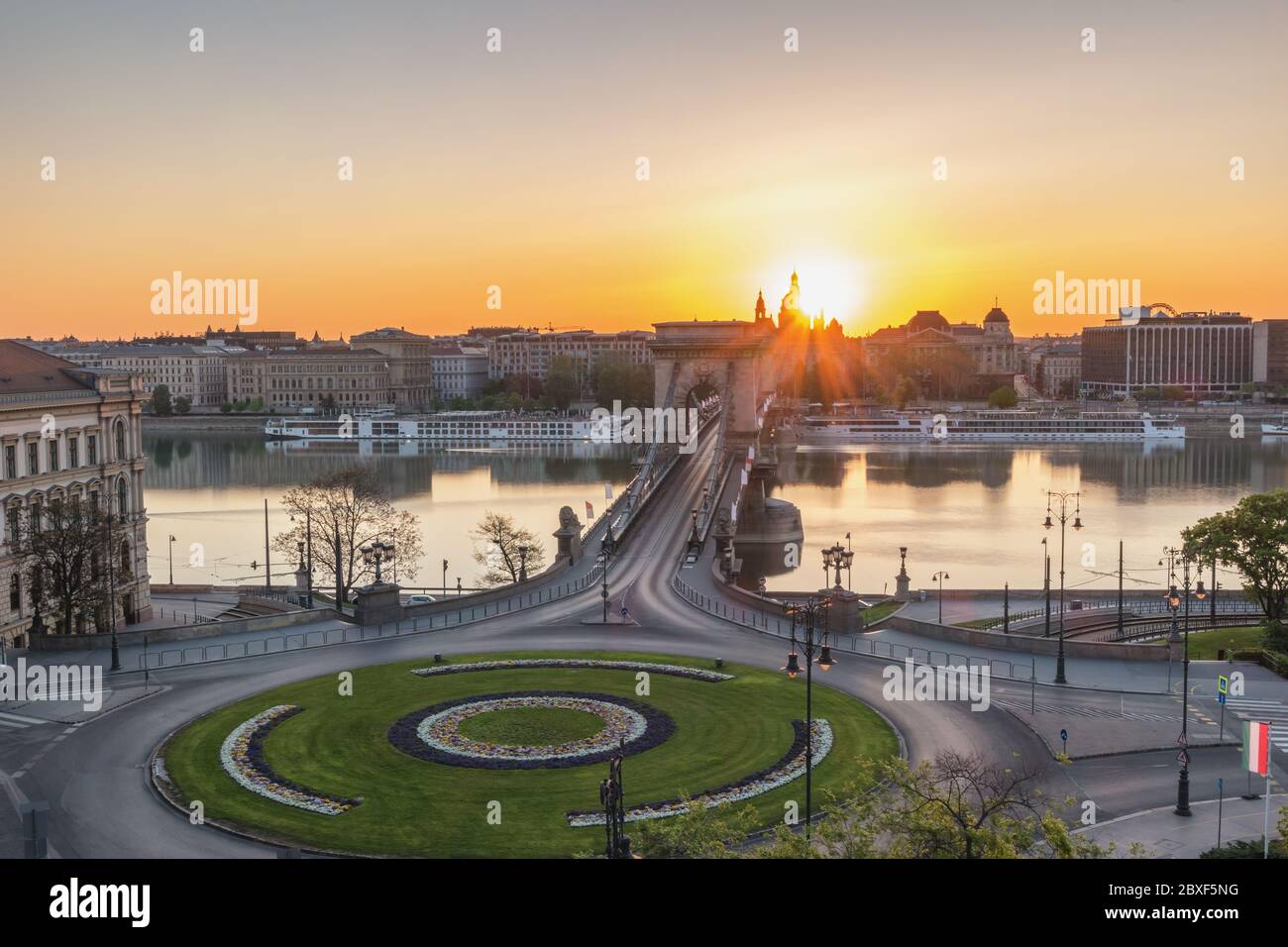 Budapest Hungría, el horizonte de la ciudad amanecer en el río Danubio con el Puente de las cadenas y la Basílica de San Esteban Foto de stock
