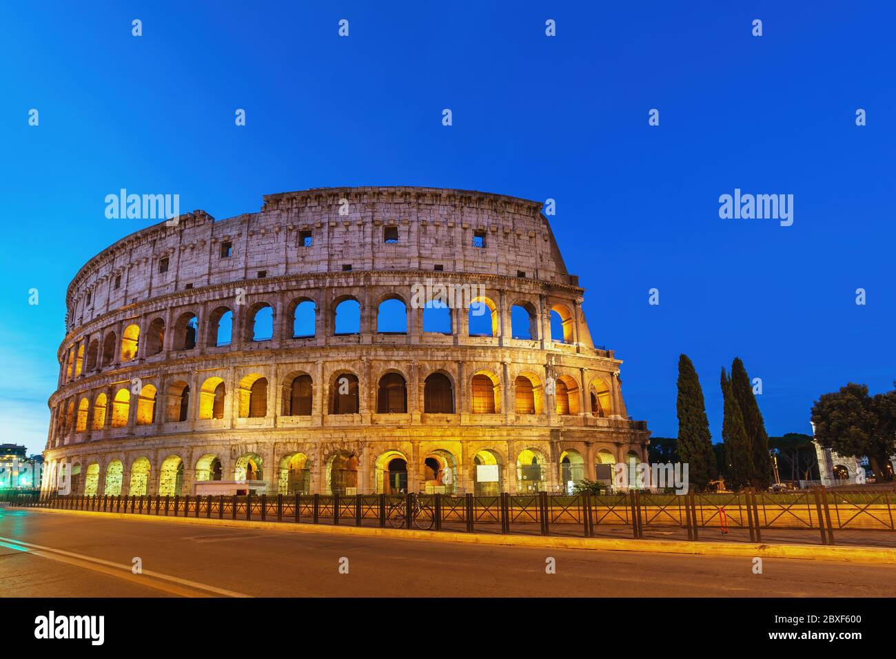 Roma Italia noche ciudad horizonte en Roma Coliseo vacío nadie Foto de stock