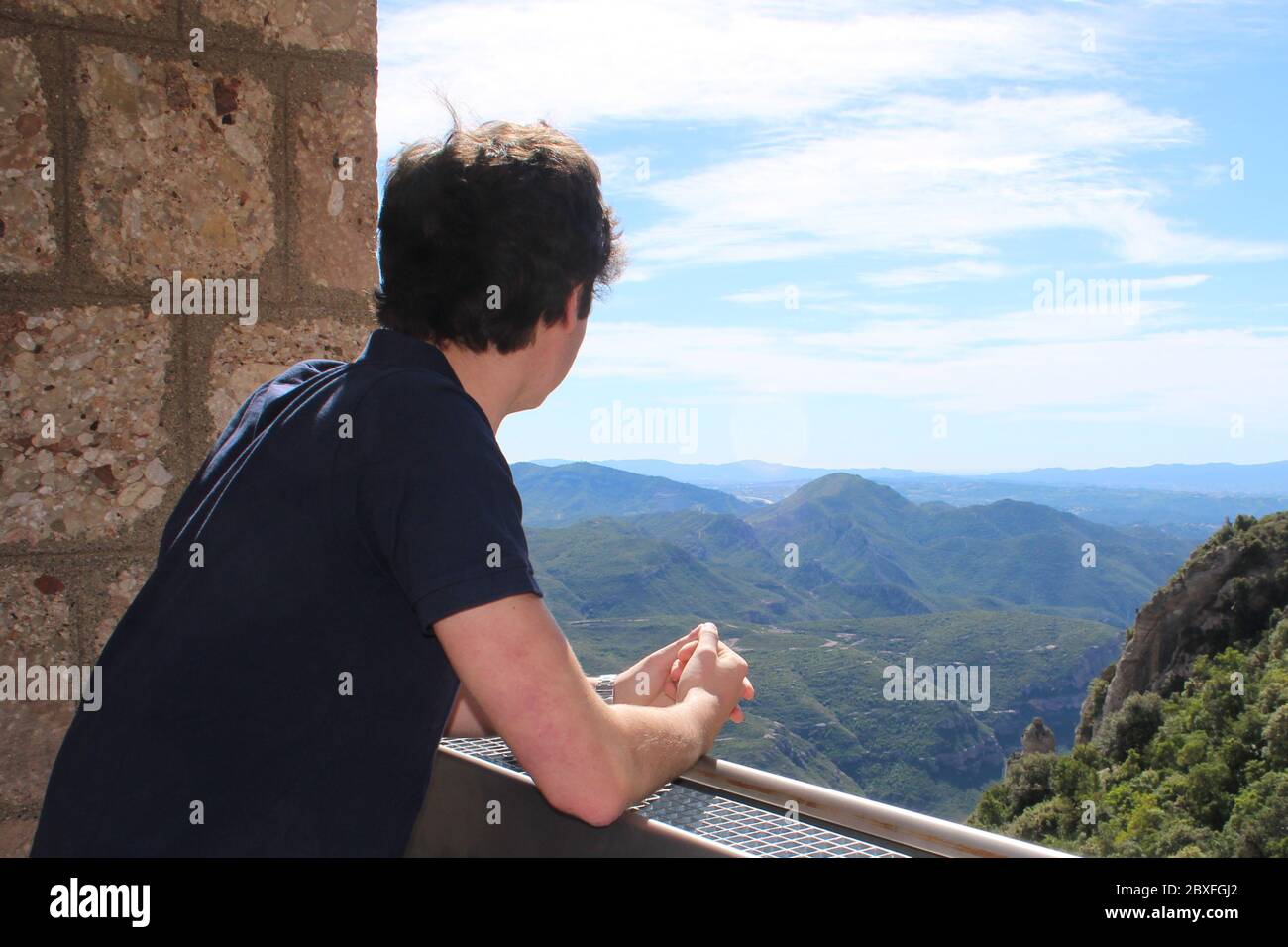 Vista del paisaje con el joven con la cámara Montserrat Monasterio  benedictino Amanecer con fuerte luz del sol y sombras profundas Catalunya  España Fotografía de stock - Alamy