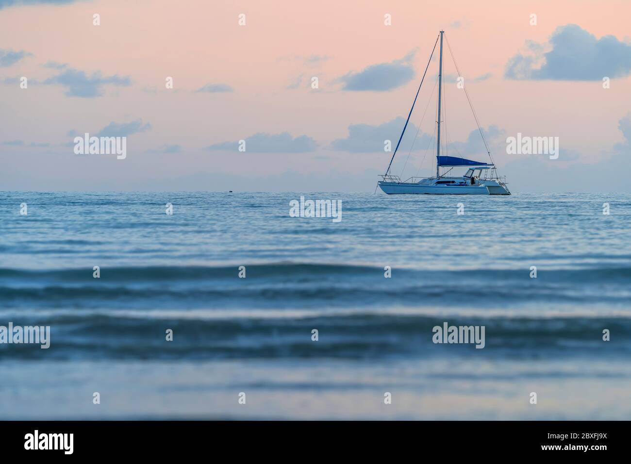 Barco de vela anclado en mares de calma, bahía de Hervey, Queensland, Australia Foto de stock