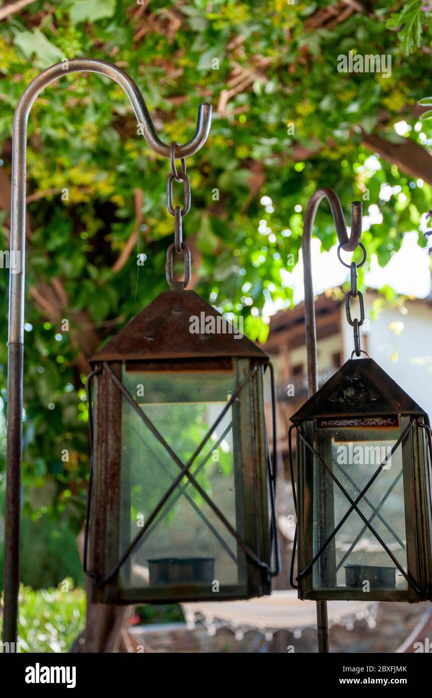 Rusty lanterns fotografías e imágenes de alta resolución - Alamy