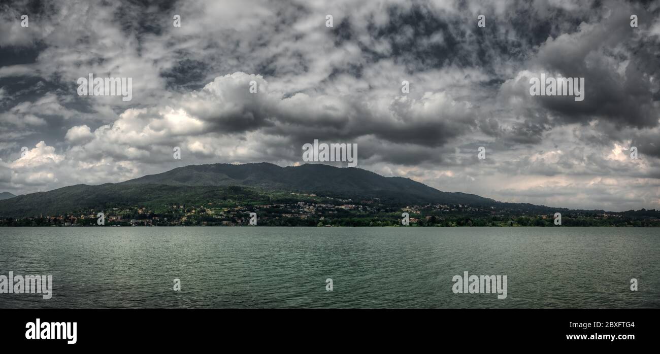 Cielo nublado sobre el lago de Varese en una tarde de primavera Foto de stock