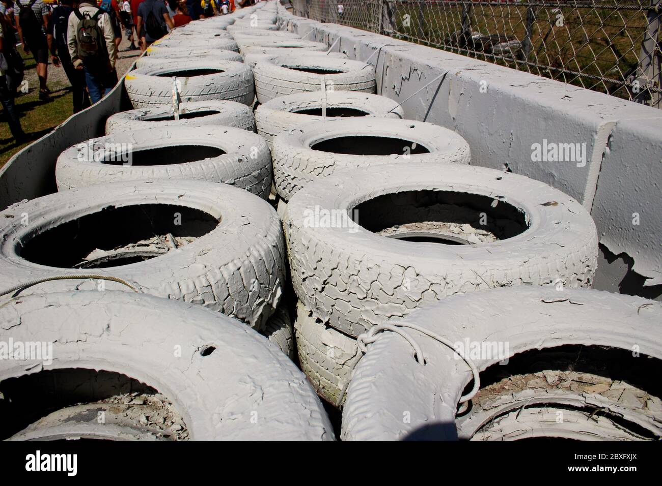Pared de neumáticos con neumáticos pintados de gris en el Barcelona Grand  Prix 2017 Circuito Montmelo Circuito de Catalunya-Barcelona Cataluña España  Fotografía de stock - Alamy