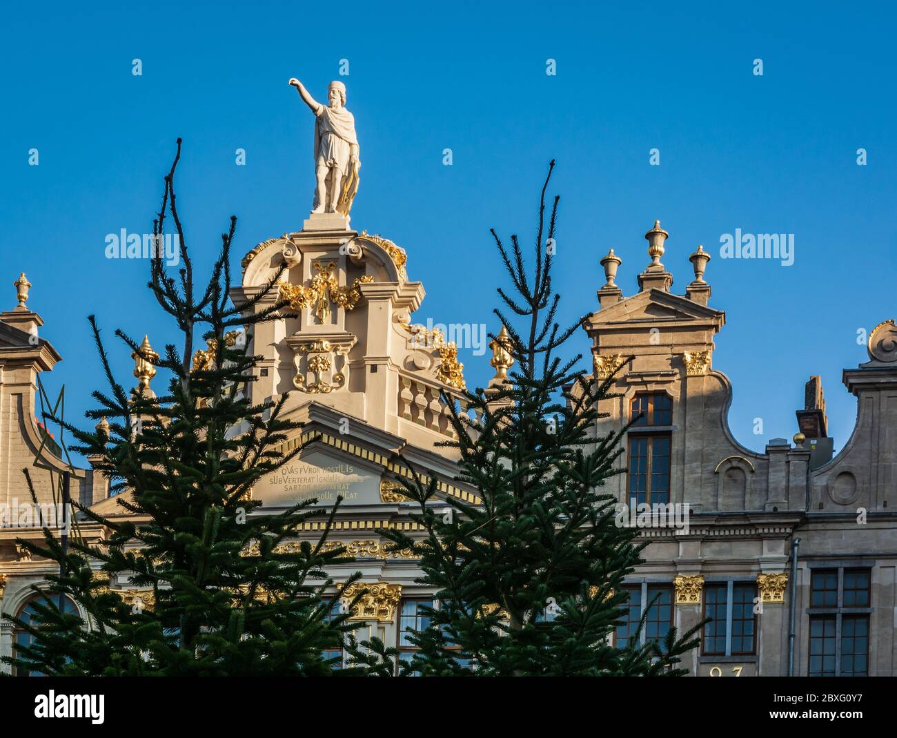 Una estatua en la parte superior de uno de los edificios de la Grand Place (la Grand-Place), un lugar declarado Patrimonio de la Humanidad por la UNESCO en el centro de Bruselas, Bélgica, Foto de stock