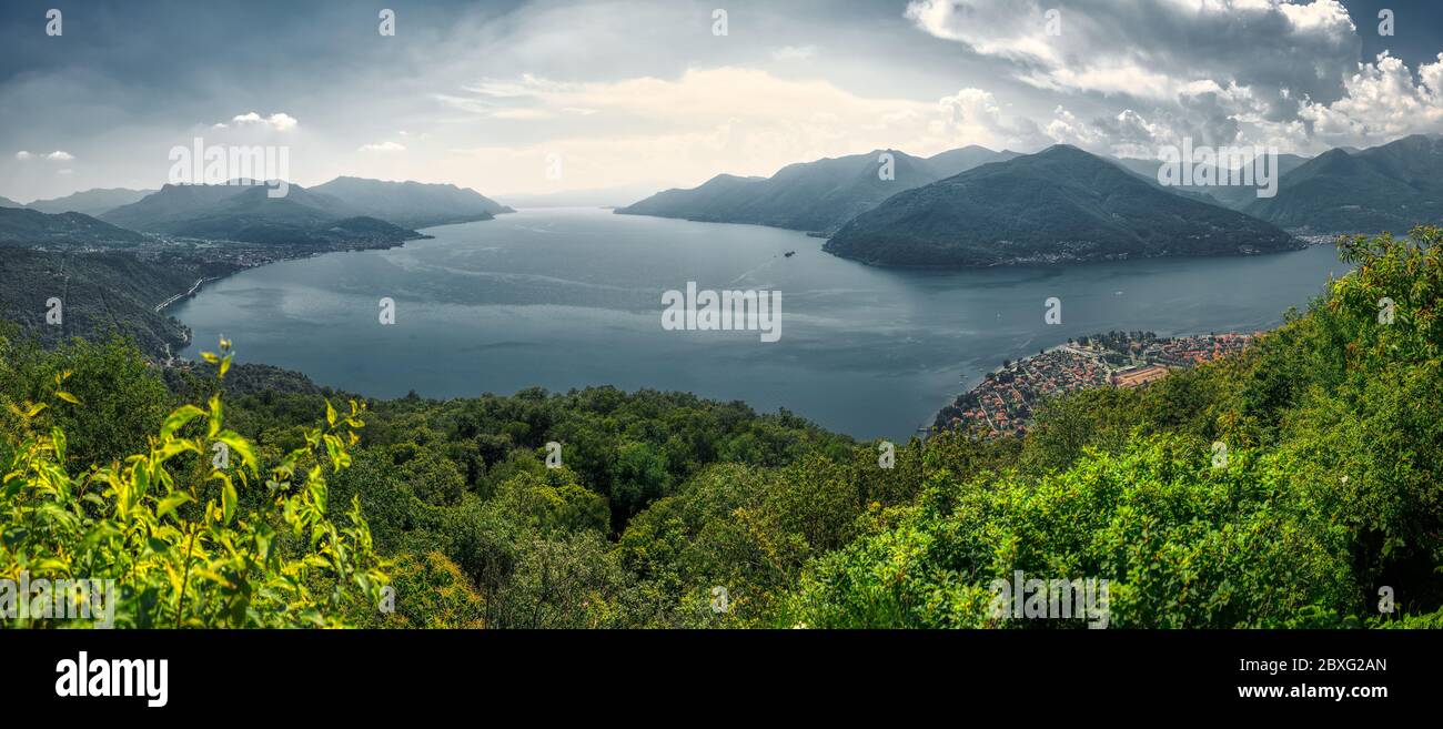 Hermoso paisaje sobre el lago mayor en la temporada de primavera con niebla en el horizonte Foto de stock