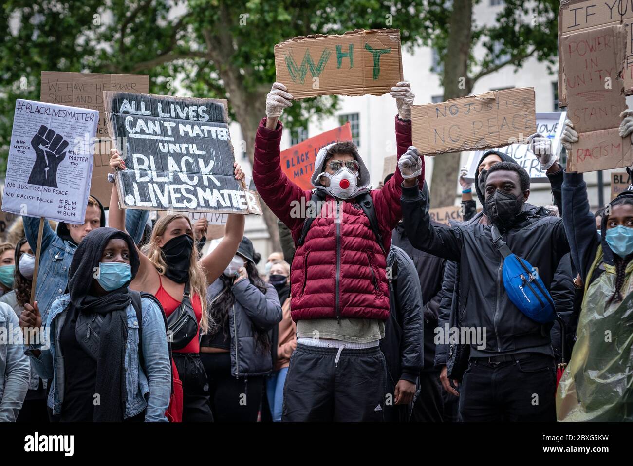 Miles de activistas y partidarios de Black Lives Matter (BLM) se reúnen en Westminster, Londres para protestar por la muerte de George Floyd en los Estados Unidos. Foto de stock