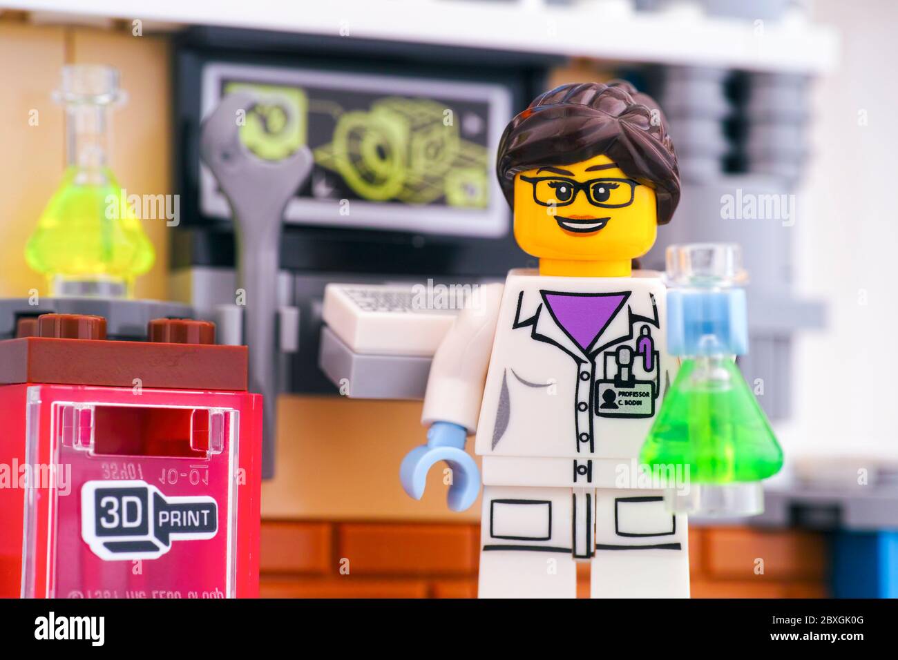Tambov, Federación Rusa - 19 de octubre de 2019 Lego mujer científica  minifigure con frasco verde en laboratorio Fotografía de stock - Alamy