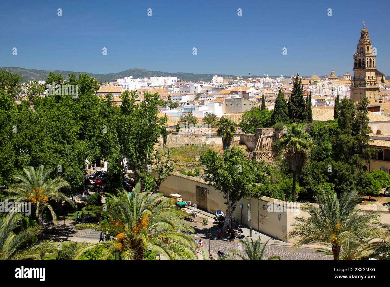El Alcázar de los Reyes Cristianos (El lugar real de los reyes cristianos) Vista de Córdoba desde una de las torres almenadas y. campanario España Foto de stock