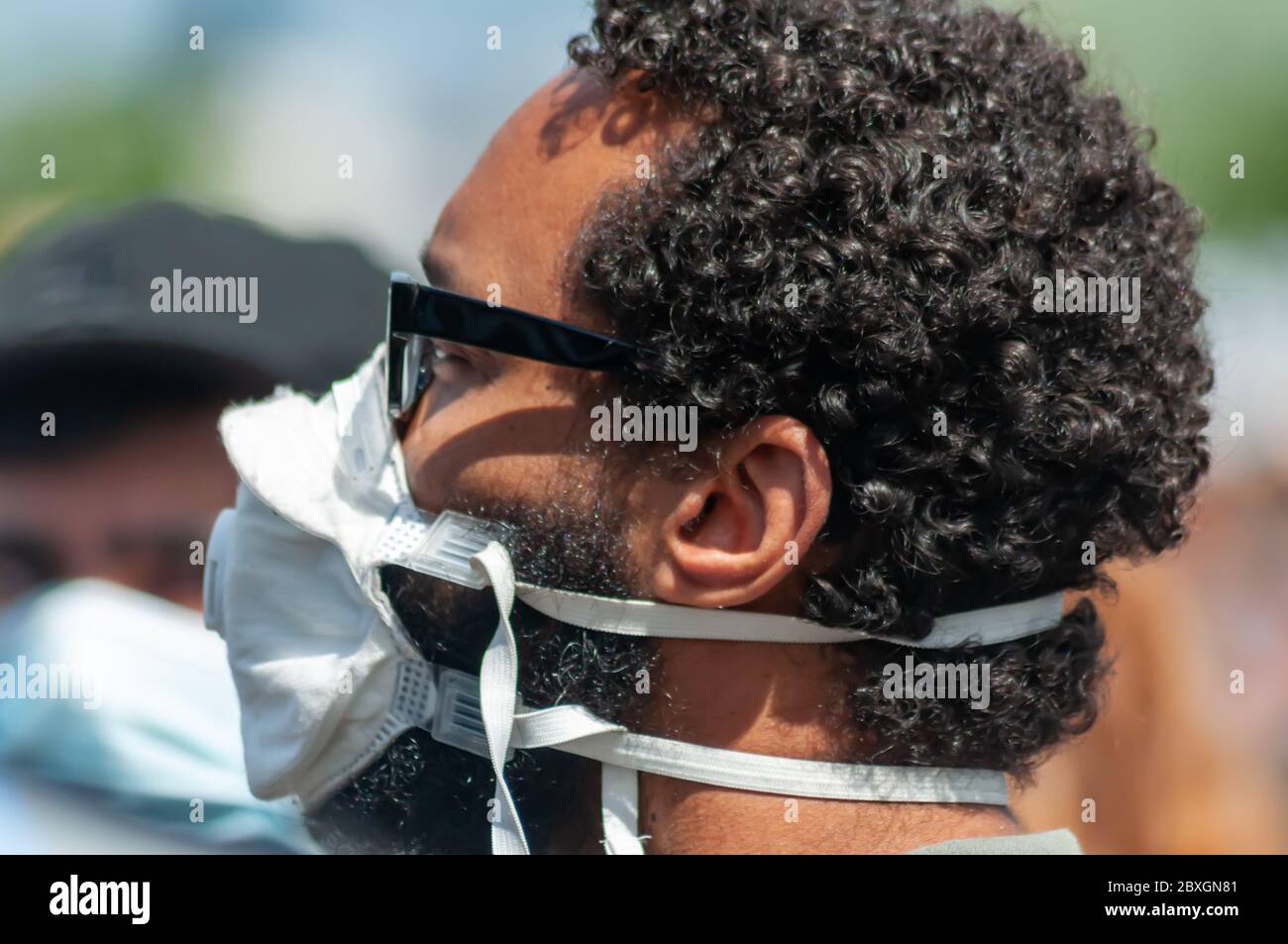 Glasgow, Escocia, Reino Unido. 7 de junio de 2020. Un manifestante que participó en el mitin Black Lives Matter, en Glasgow Green, protestando contra la muerte de George Floyd, que murió bajo custodia policial el 25 de mayo en Minneapolis, Minnesota, EE.UU. Crédito: Skully/Alamy Live News Foto de stock