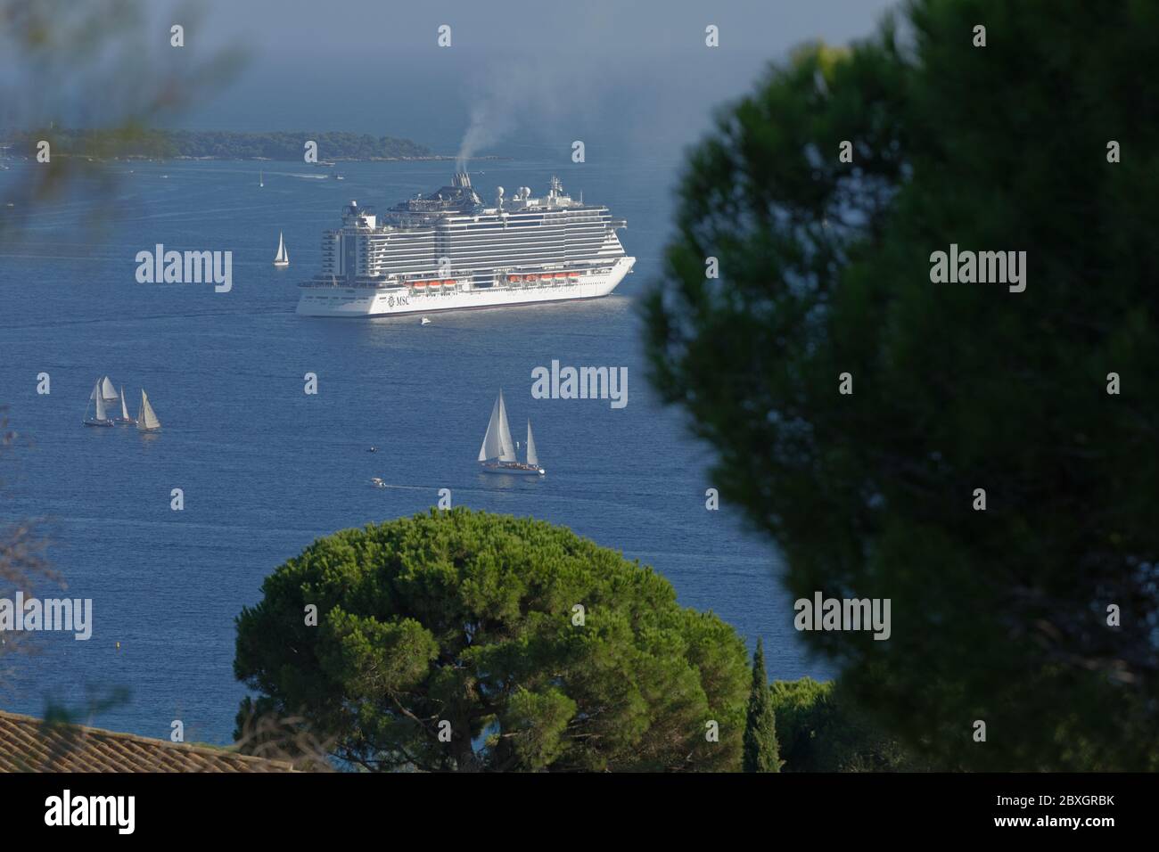 Cannes, Francia - 26 de septiembre de 2019: Crucero MSC Seaview saliendo de  Cannes. El buque inaugurado el 10 de junio de 2018 tiene una capacidad de  5119 pasajeros Fotografía de stock - Alamy