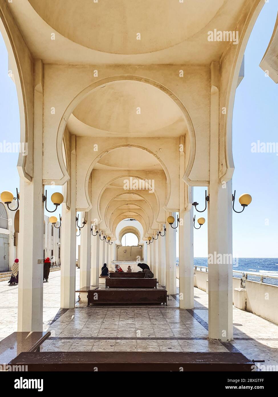 Jeddah / Arabia Saudita - 20 de enero de 2020: Hermosa mezquita cerca del mar con arcos y columnas y creyentes orando Foto de stock