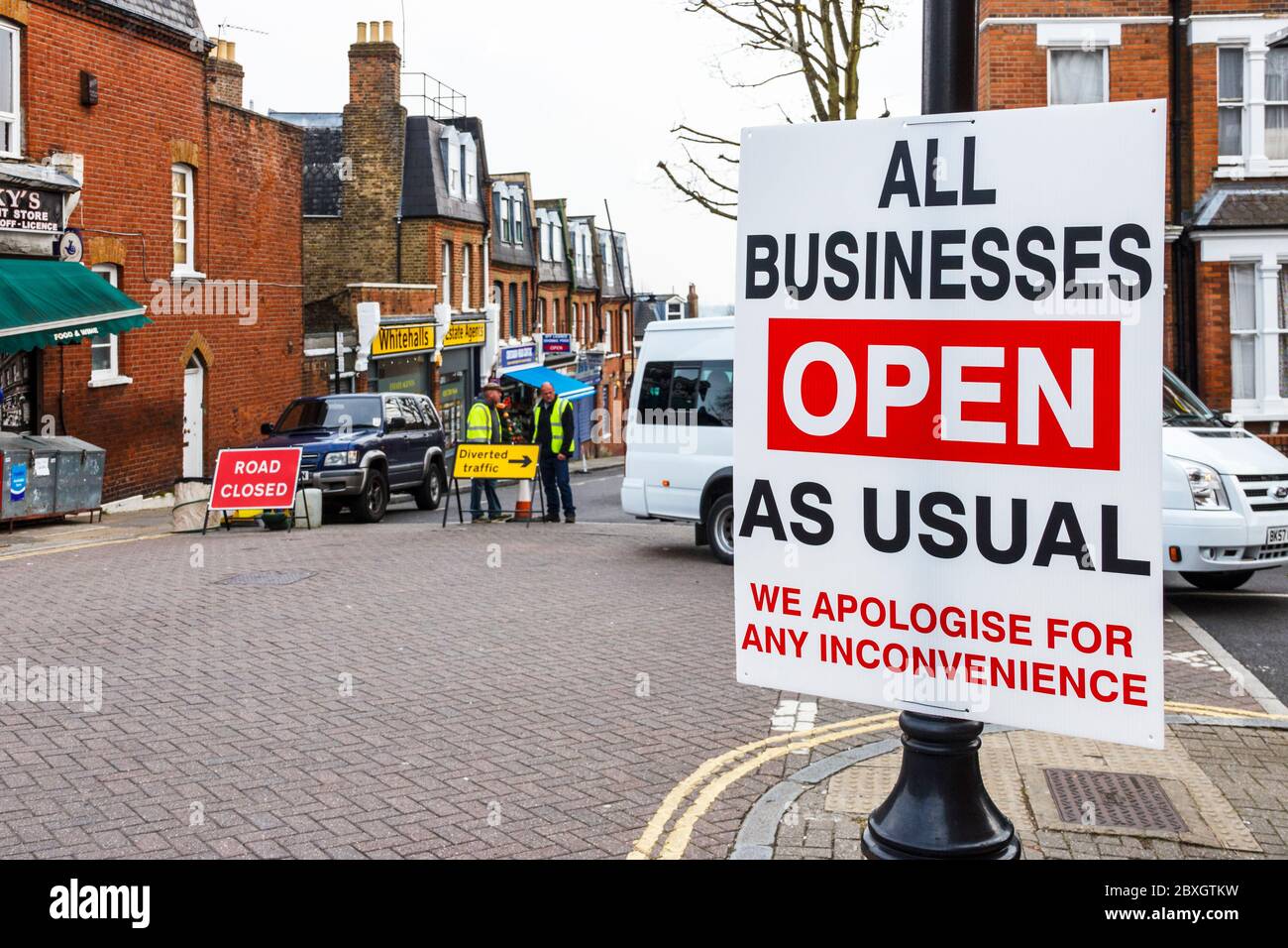 Un cartel que dice "Empresas abiertas como de costumbre" al lado de una carretera cerrada para filmar en el norte de Londres, Reino Unido Foto de stock