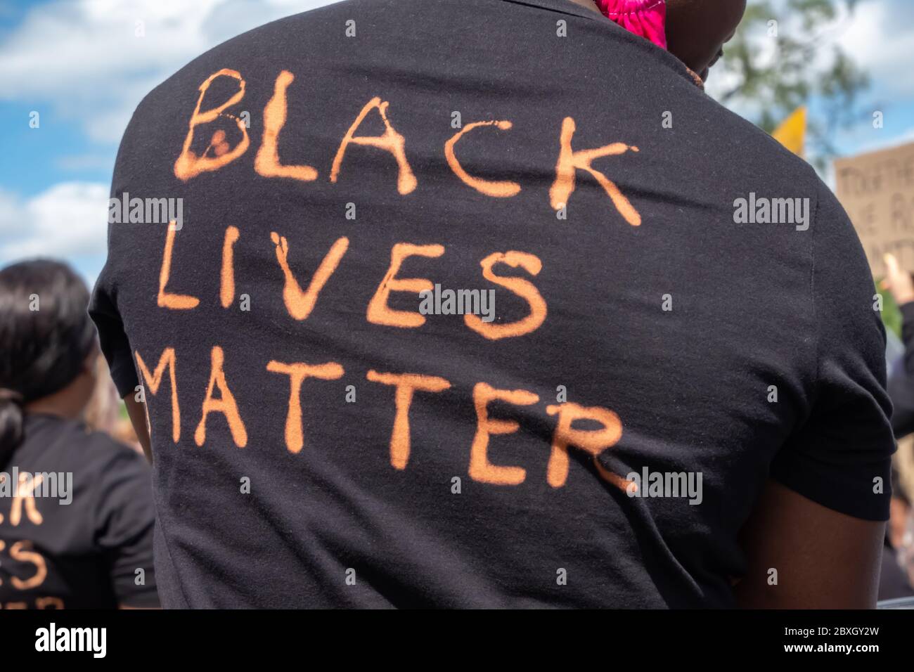 Glasgow, Escocia, Reino Unido. 7 de junio de 2020. Los manifestantes participan en el mitin Black Lives Matter, en Glasgow Green, protestando contra la muerte de George Floyd, que murió bajo custodia policial el 25 de mayo en Minneapolis, Minnesota, EE.UU. Crédito: Skully/Alamy Live News Foto de stock