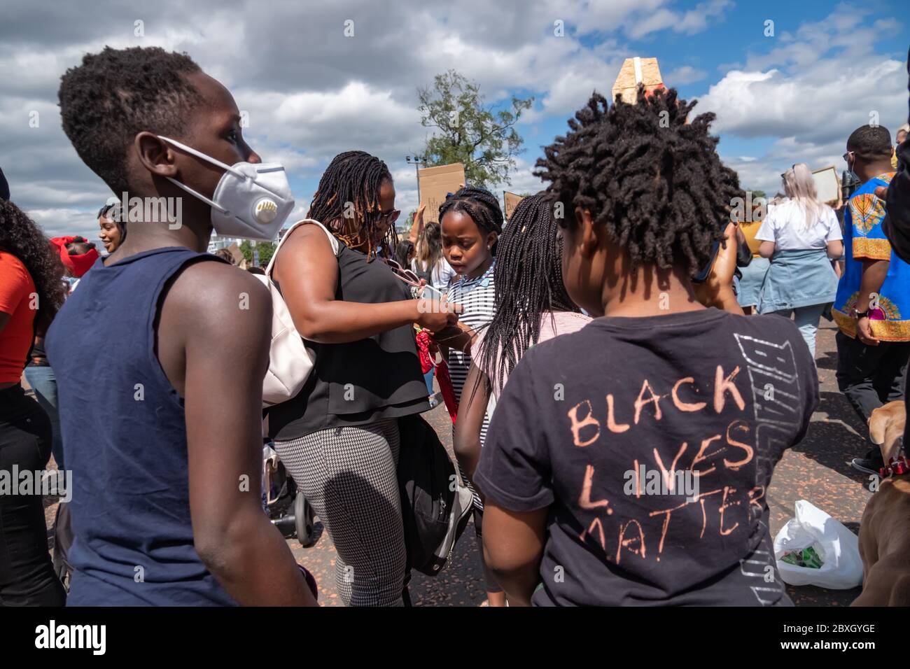 Glasgow, Escocia, Reino Unido. 7 de junio de 2020. Los manifestantes participan en el mitin Black Lives Matter, en Glasgow Green, protestando contra la muerte de George Floyd, que murió bajo custodia policial el 25 de mayo en Minneapolis, Minnesota, EE.UU. Crédito: Skully/Alamy Live News Foto de stock