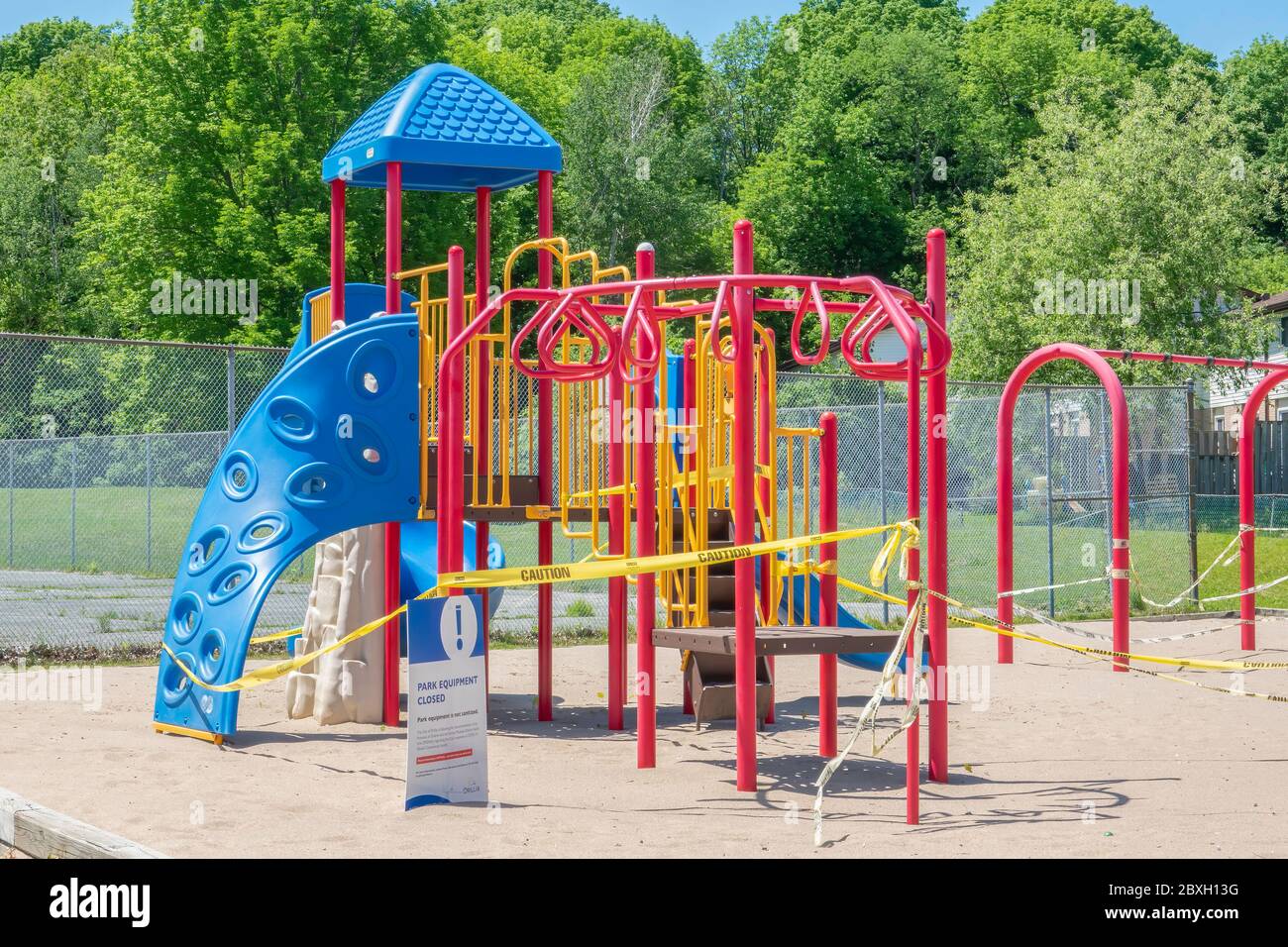 Parque infantil vacío cerrado para su uso debido a preocupaciones de seguridad sobre covid-19 en Orillia Ontario Canadá. Foto de stock