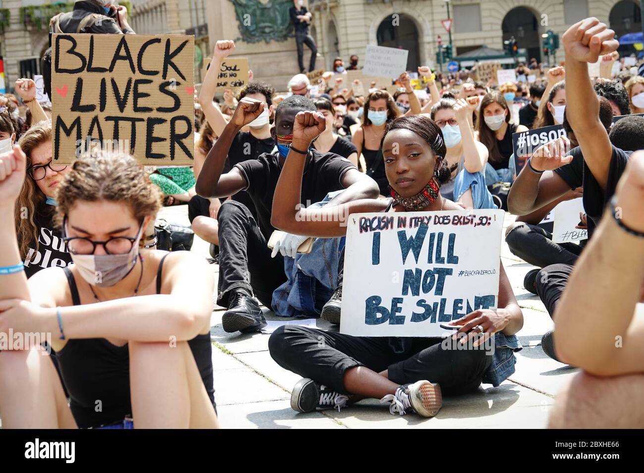 Manifestantes pacíficos se manifiestan contra la muerte de George Floyd y toda discriminación racial. Turín, Italia - Junio 2020 Foto de stock