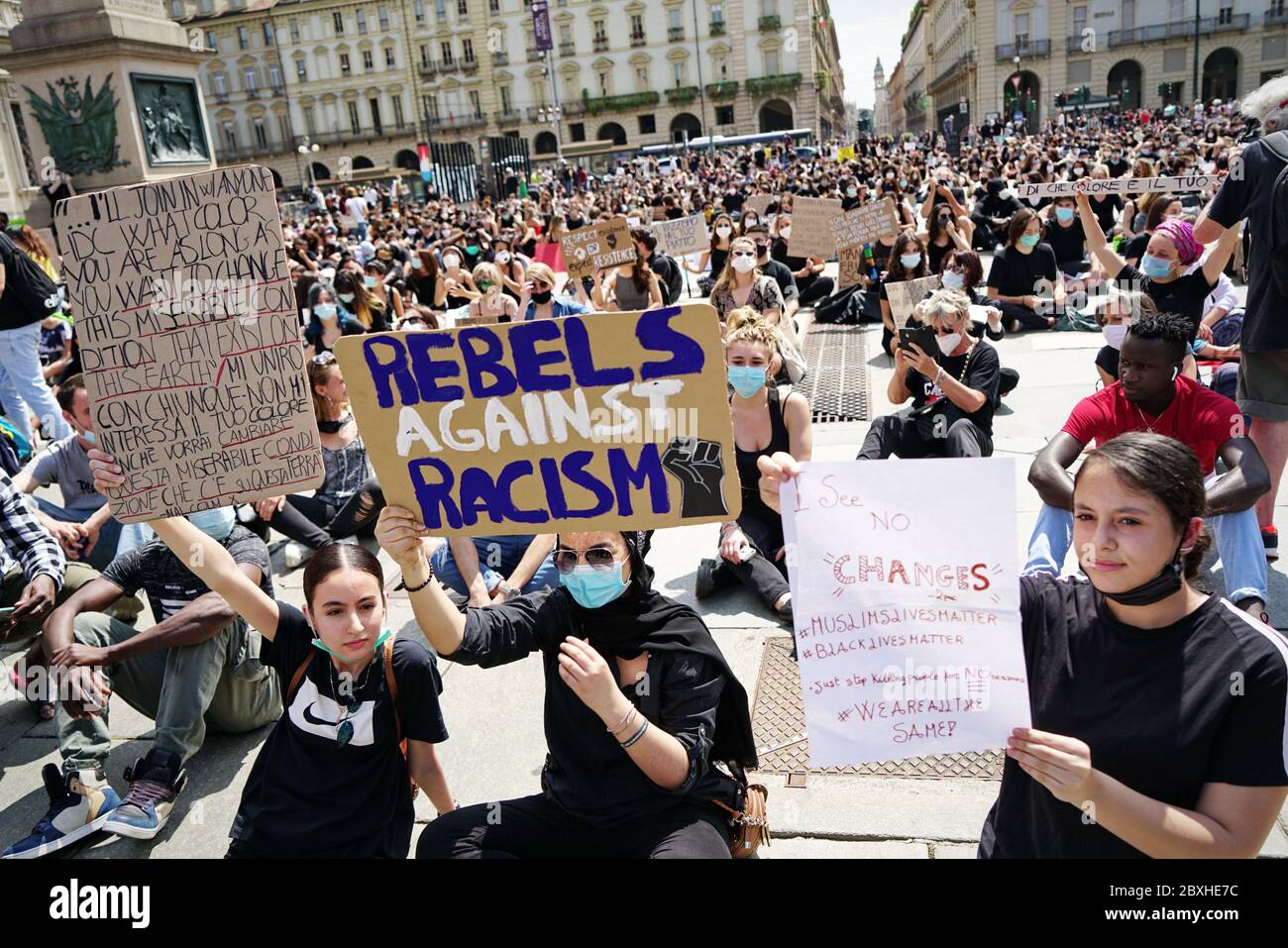 Manifestantes pacíficos se manifiestan contra la muerte de George Floyd y toda discriminación racial. Turín, Italia - Junio 2020 Foto de stock