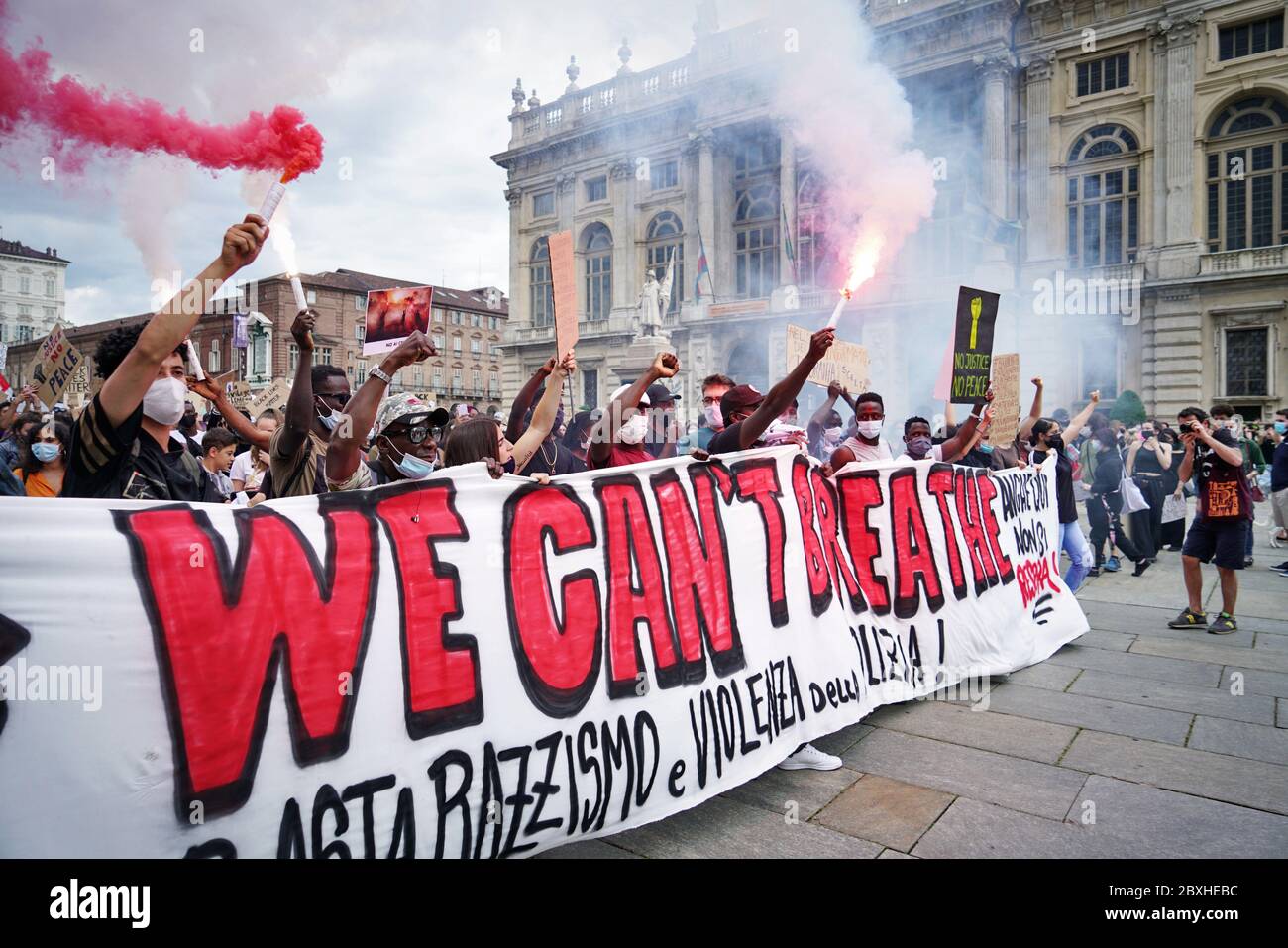Manifestantes pacíficos se manifiestan contra la muerte de George Floyd y toda discriminación racial. Turín, Italia - Junio 2020 Foto de stock