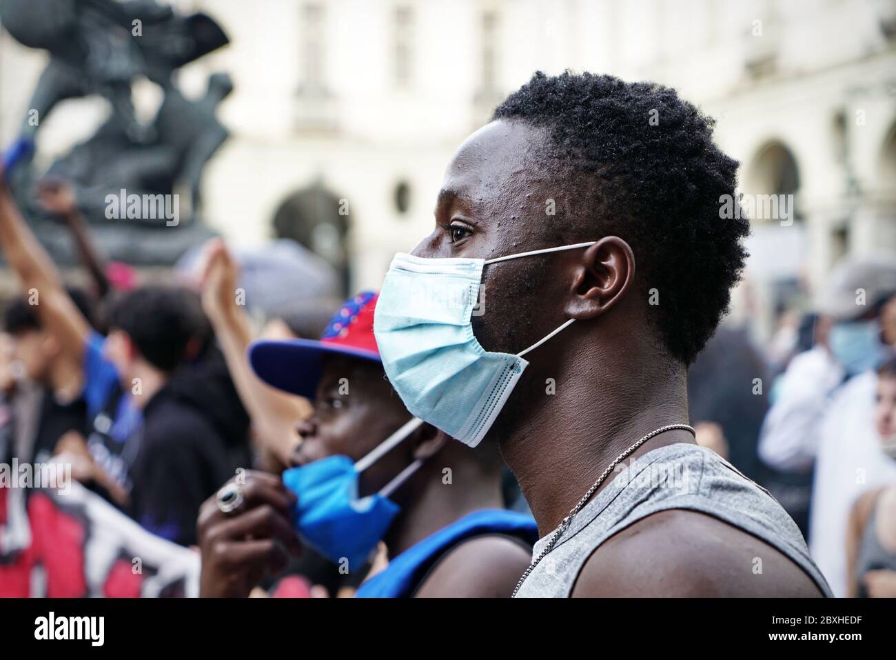 Manifestantes pacíficos se manifiestan contra la muerte de George Floyd y toda discriminación racial. Turín, Italia - Junio 2020 Foto de stock