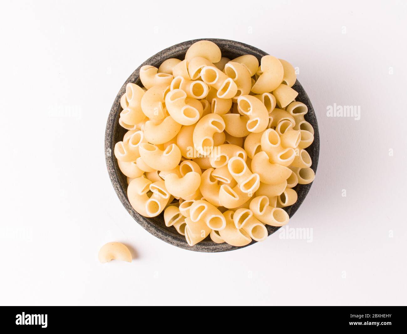 Pasta en forma de codo con macarrones sin cocinar con fondo blanco imagen  de stock Fotografía de stock - Alamy