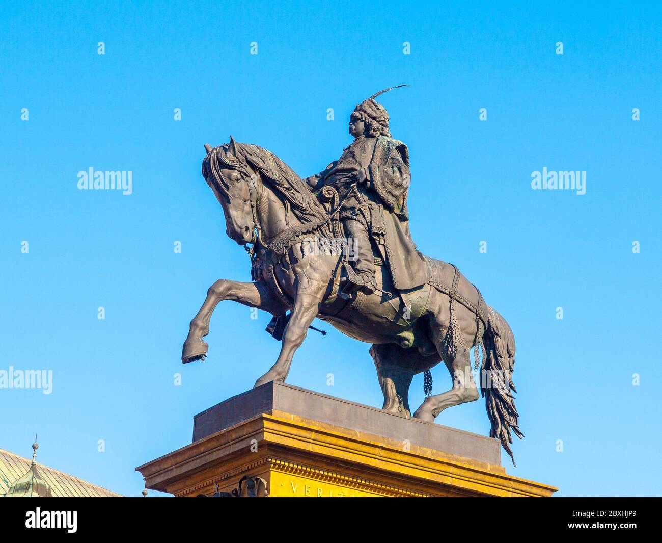 PODEBRADY, REPÚBLICA CHECA - 26 DE FEBRERO de 2018: Estatua ecuestre de George de Podebrady, Jiri z Podebrad, en Podebrady, República Checa. Foto de stock