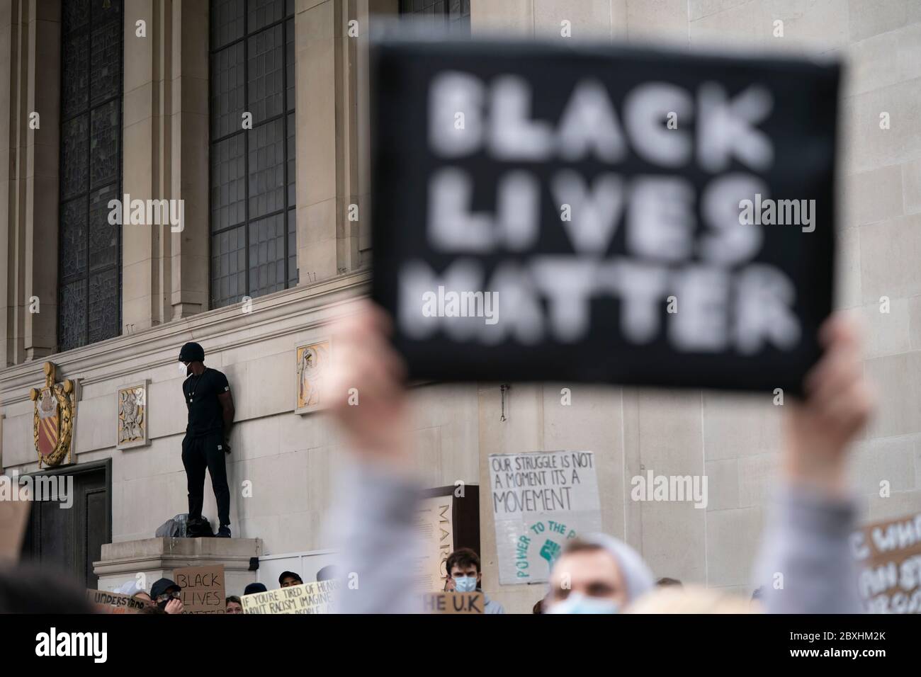 Manchester, Reino Unido. 7 de junio de 2020. Los miembros del público son vistos en una protesta de Black Lives Matter, Manchester, Reino Unido. Crédito: Jon Super/Alamy Live News. Foto de stock