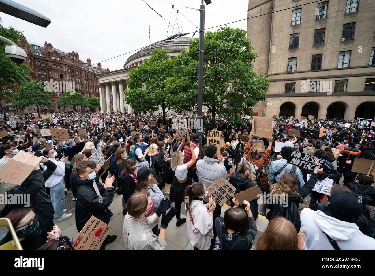 Manchester, Reino Unido. 7 de junio de 2020. Los miembros del público son vistos en una protesta de Black Lives Matter, Manchester, Reino Unido. Crédito: Jon Super/Alamy Live News. Foto de stock